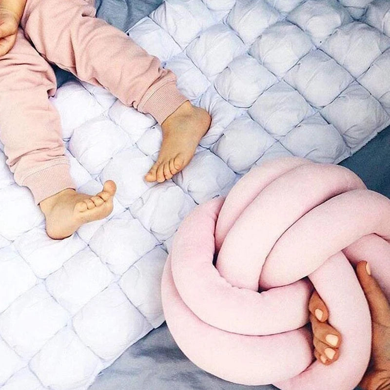 Coussin Boule Nœud : Décoration Tressée Élégante
