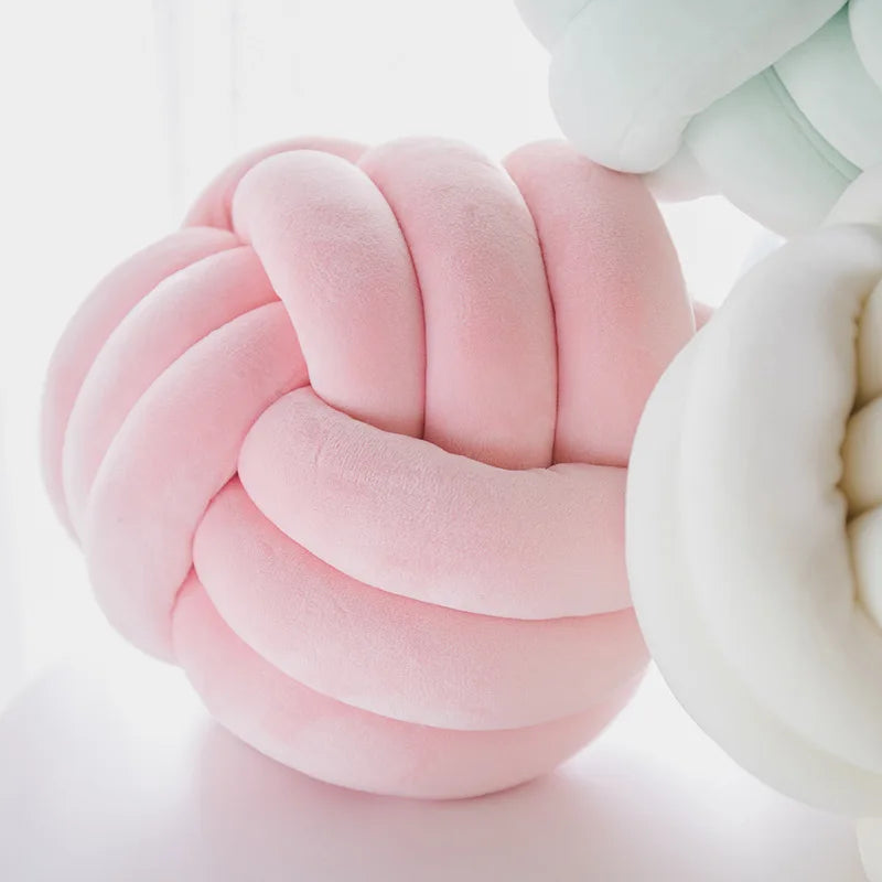 Coussin Boule Nœud : Décoration Tressée Élégante