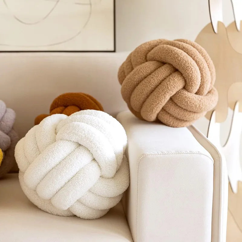 Coussin Boule Nouée – Douceur Décorative Faite Main