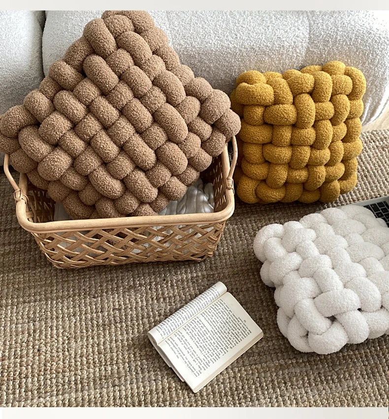 Coussin noué : douceur polaire, style nordique