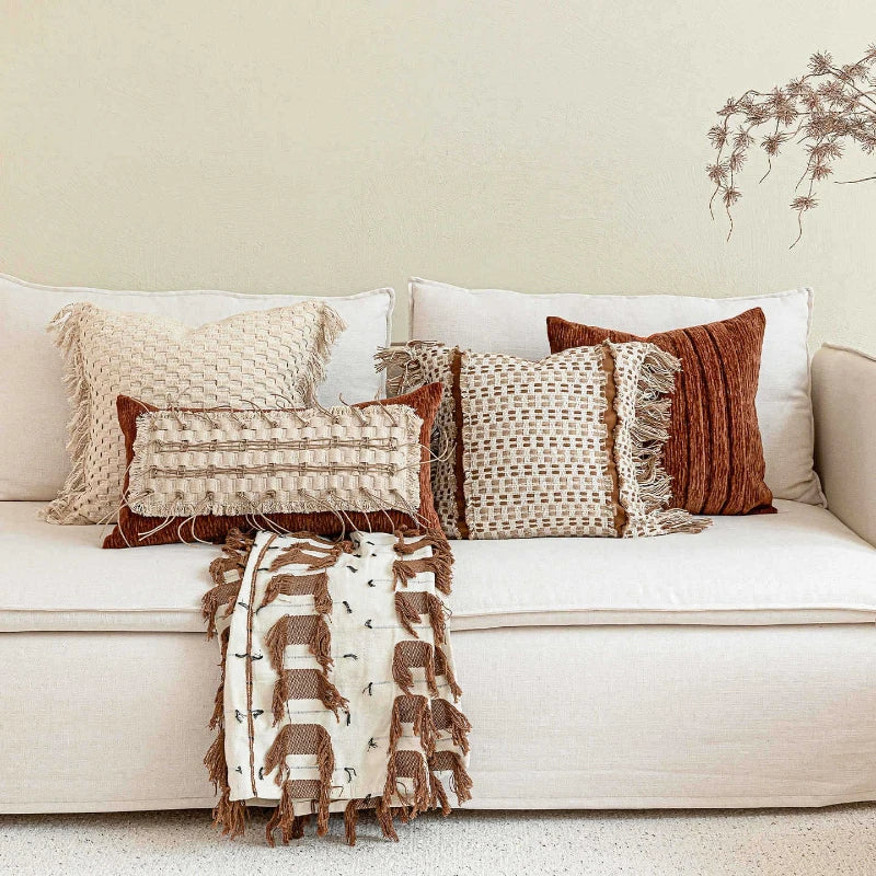 Coussin : Housse décorative à pompons orange café