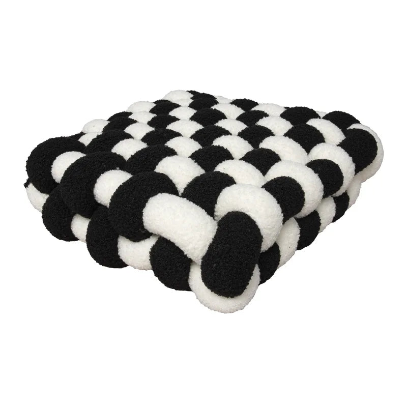 Coussin noué : douceur polaire, style nordique