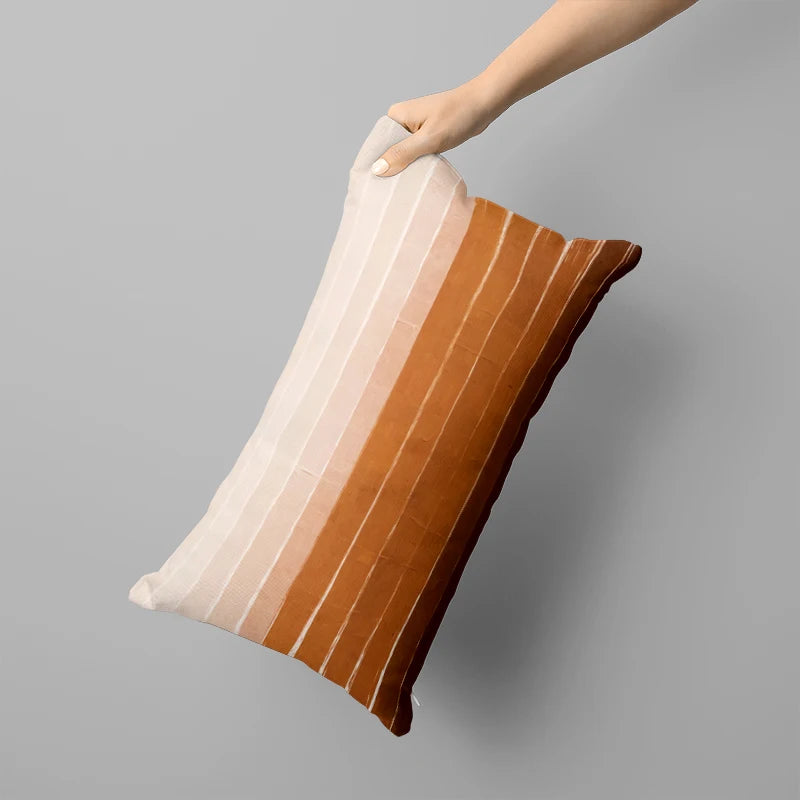 Coussin long décoratif : motif marron, confort optimal