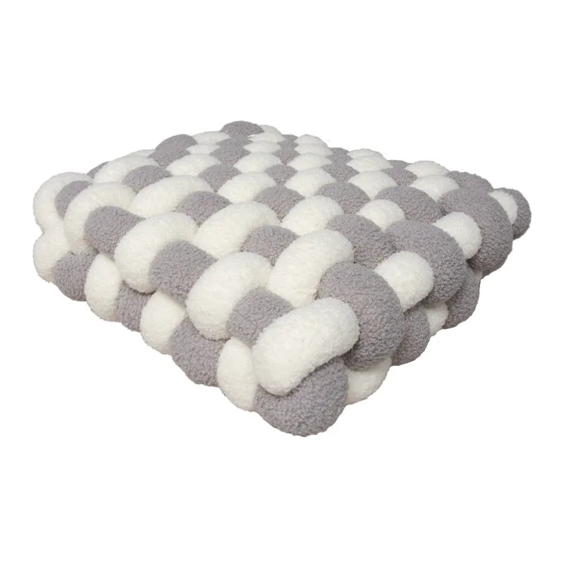 Coussin noué : douceur polaire, style nordique