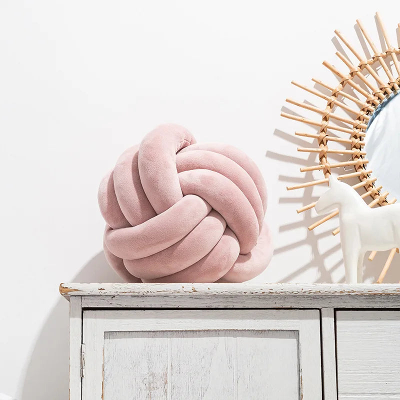 Coussin Boule Nœud : Décoration Tressée Élégante
