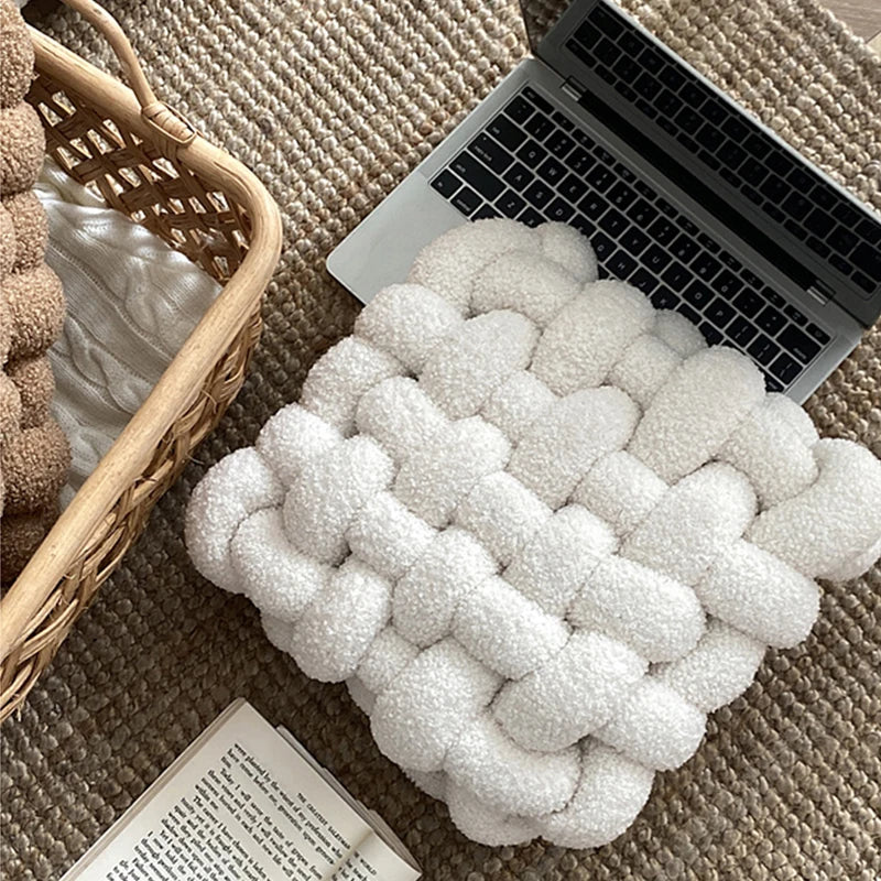Coussin noué : douceur polaire, style nordique