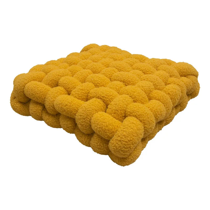 Coussin noué : douceur polaire, style nordique
