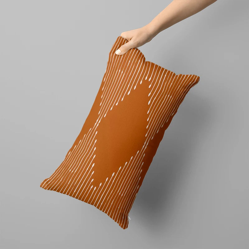 Coussin long décoratif : motif marron, confort optimal