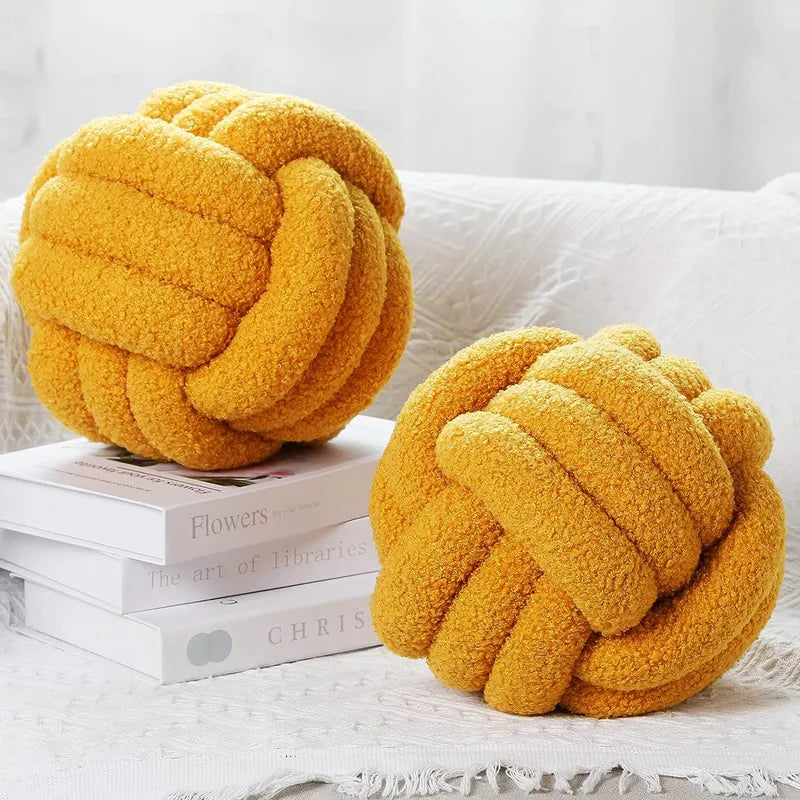 Coussin boule nouée – Douceur décorative et unique