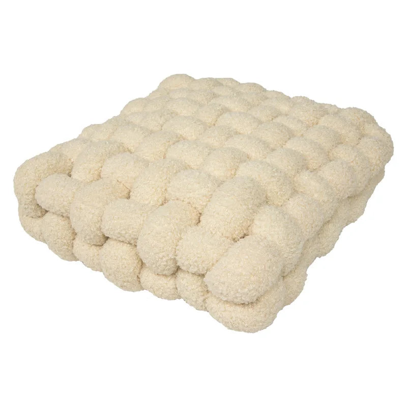 Coussin noué : douceur polaire, style nordique