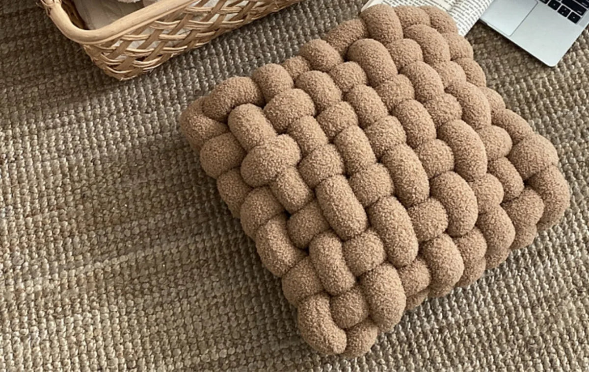 Coussin Nœud : Douceur Nordique en Polaire Berbère