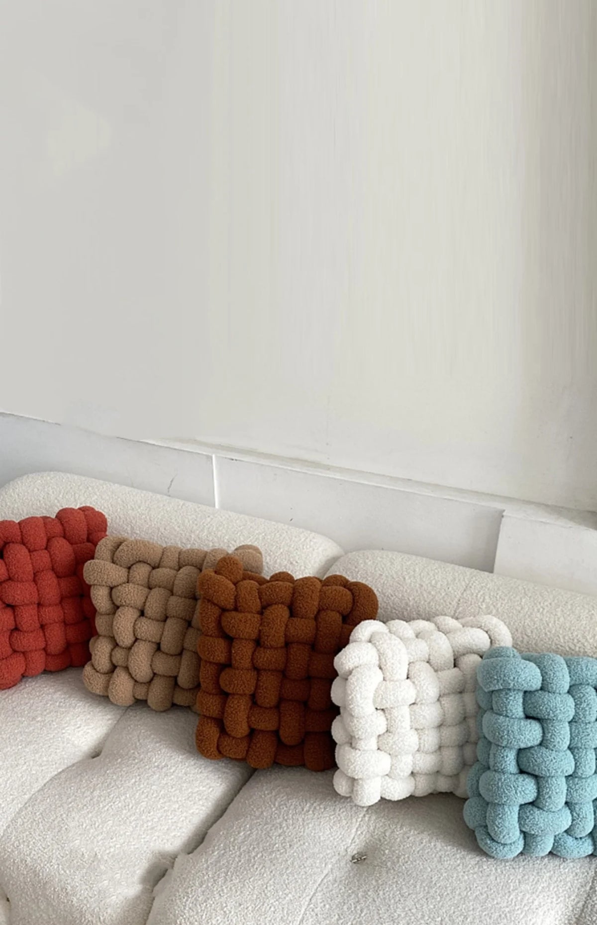 Coussin noué : douceur polaire, style nordique