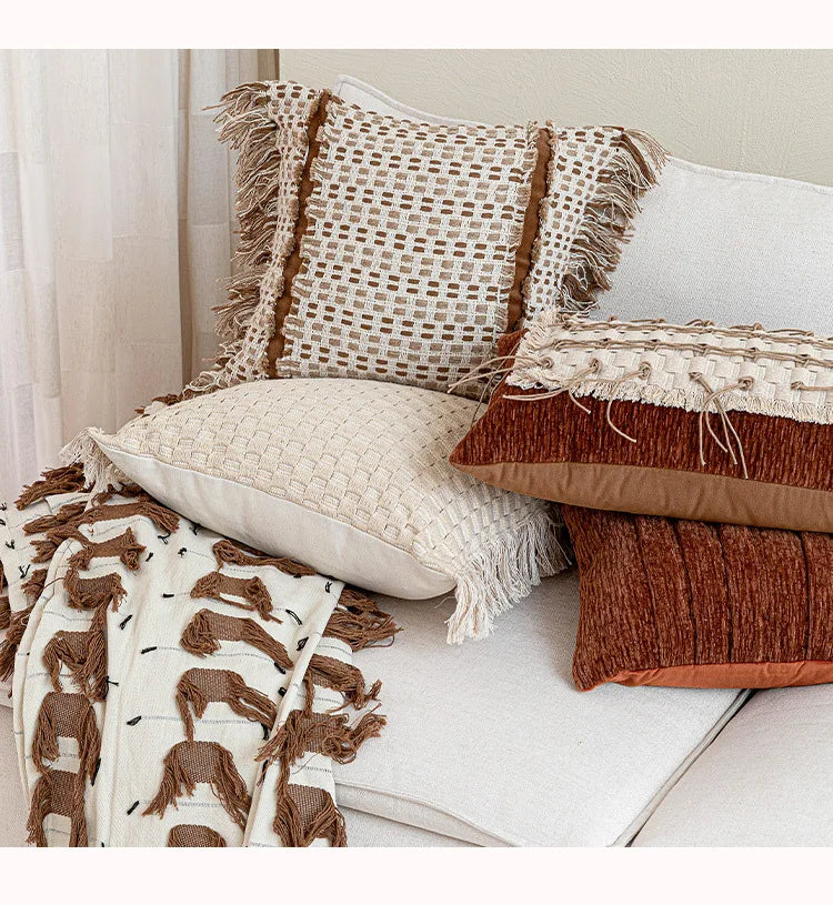 Coussin : Housse décorative à pompons orange café