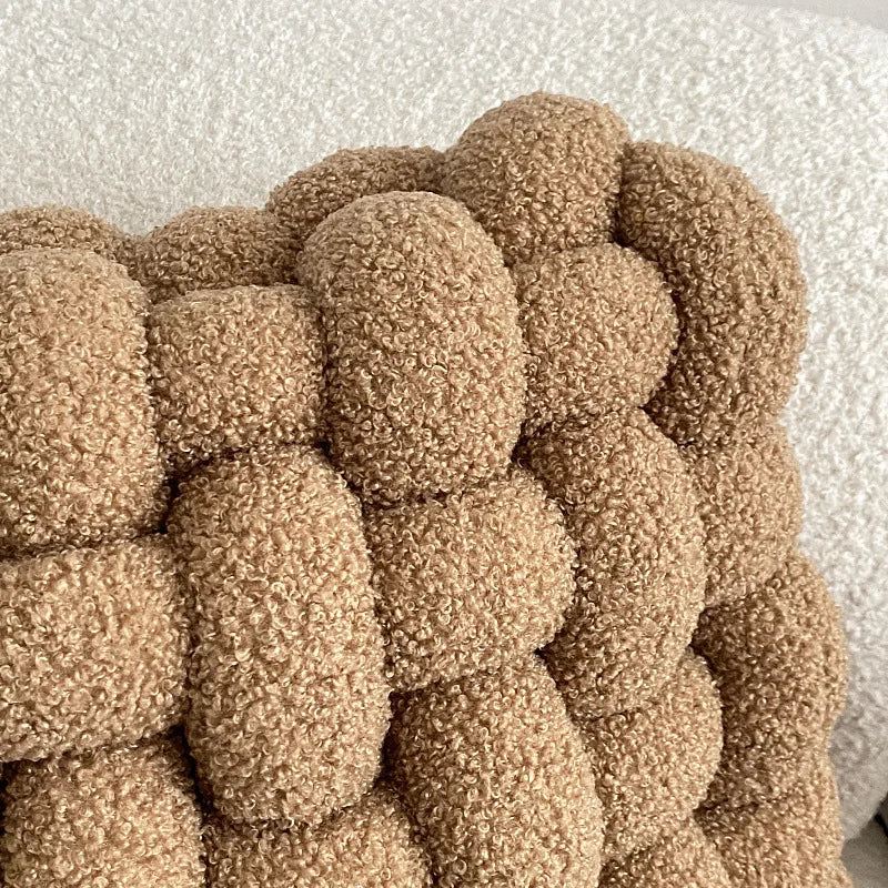 Coussin noué : douceur polaire, style nordique