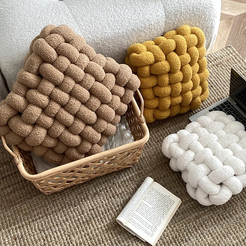 Coussin noué : douceur polaire, style nordique