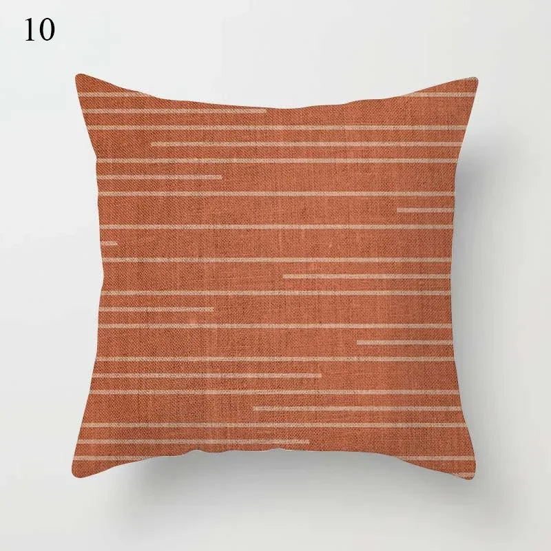 Coussin carré : Housse marron, motif géométrique moderne.