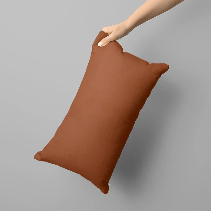 Coussin long décoratif : motif marron, confort optimal