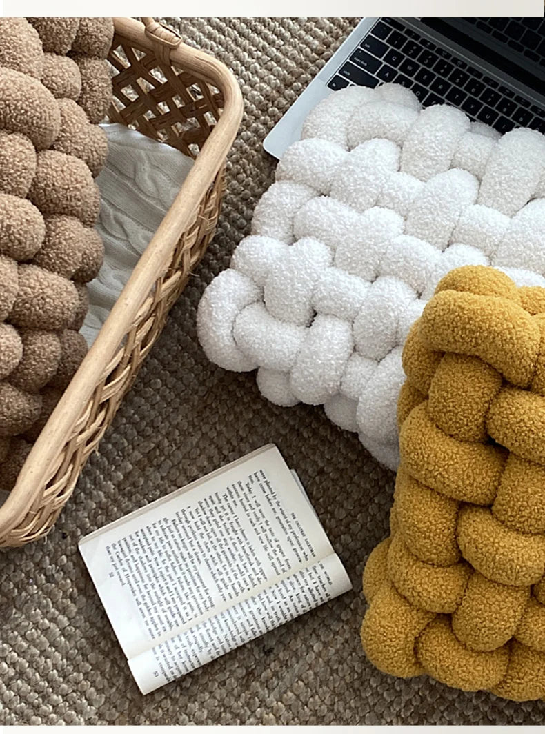 Coussin Nœud : Douceur Nordique en Polaire Berbère