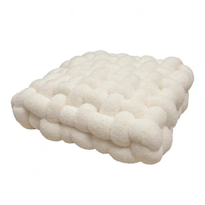 Coussin noué : douceur polaire, style nordique